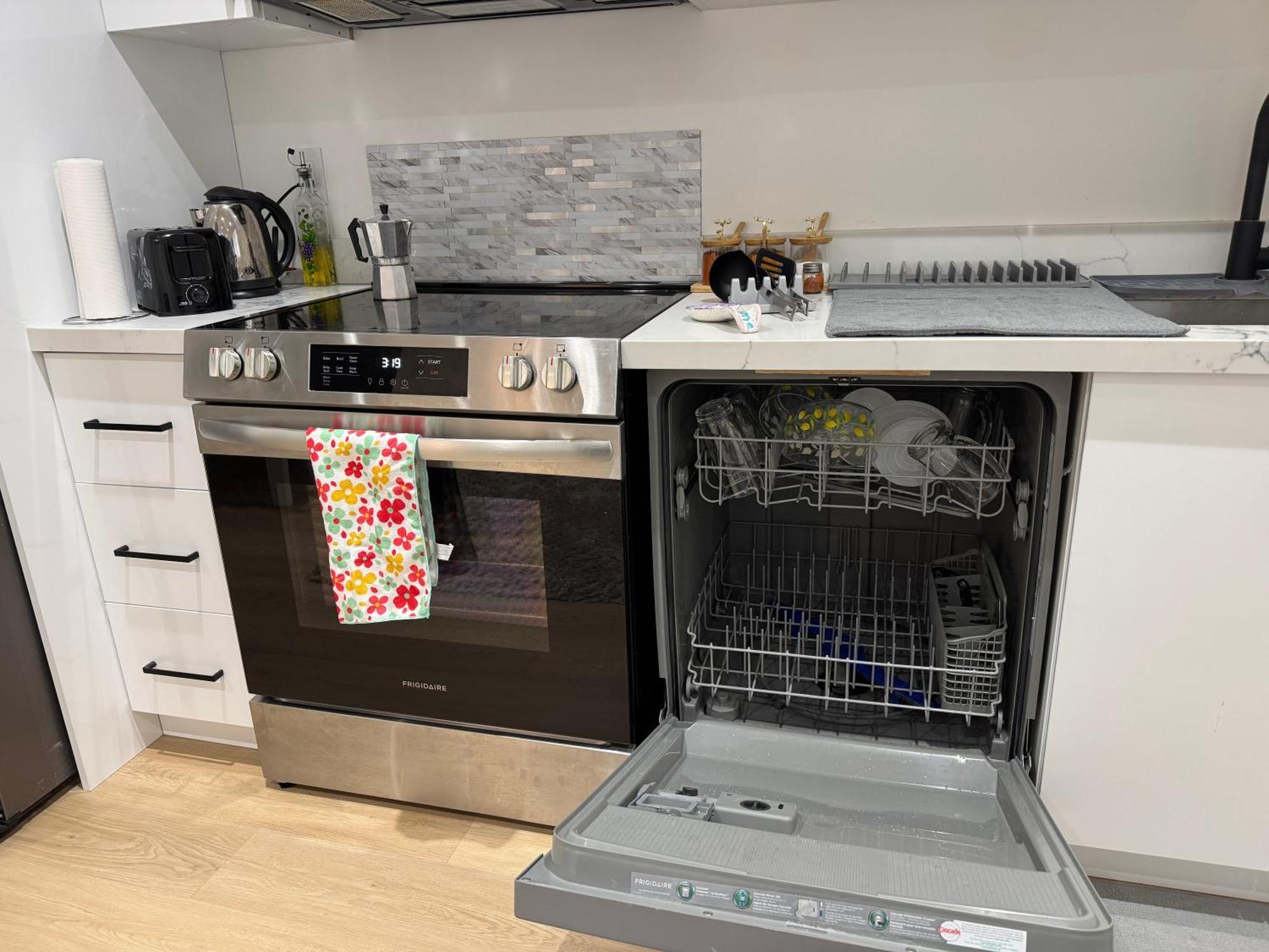 Cozy, Brand-New, 2Bdr,Walkout Apt, Free Parking Richmond Hill Eksteriør billede